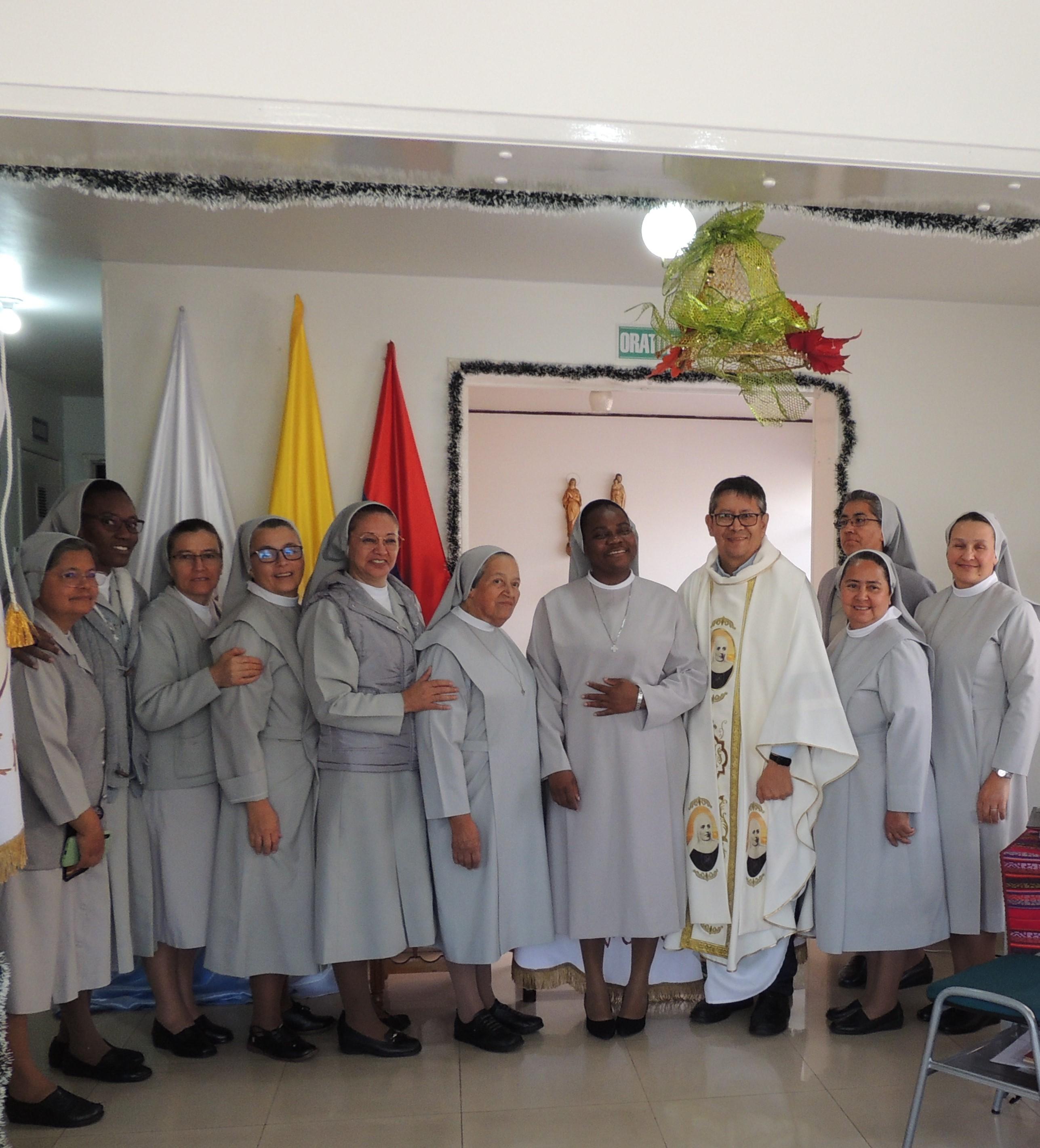 Votos perpetuos de la hermana Claudinne Achambeau | imagen | LAURITAS : : Misioneras de la Madre Laura Provincia de Bogota